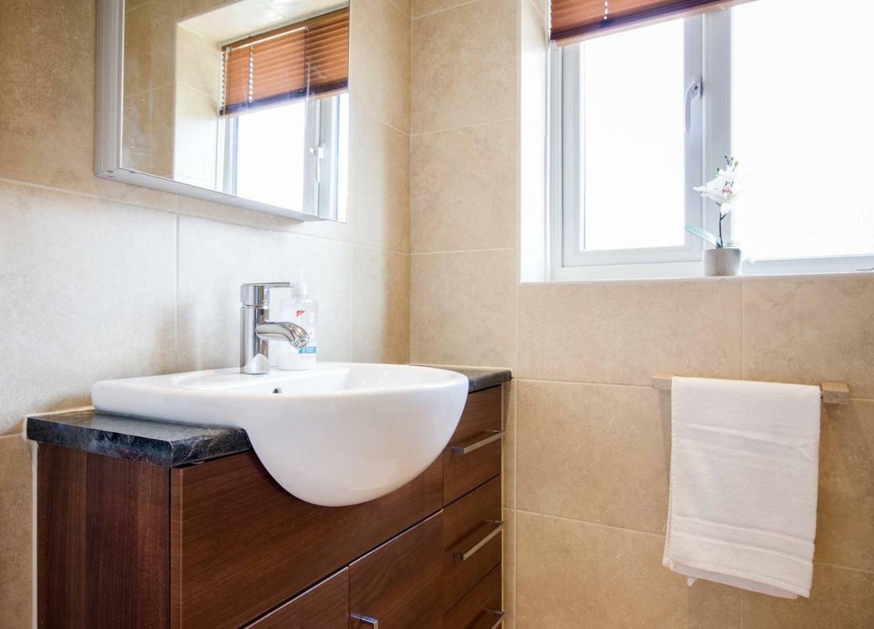 Spacious House, Sleeps 7 People Reading Ngoại thất bức ảnh